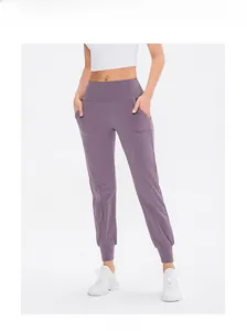 Detail der lila Yogahose mit hoher Taille, Seitentaschen und elastischem Saum