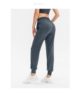 Vue arrière latérale d'un jogging gris foncé taille haute avec cordon de serrage élastique