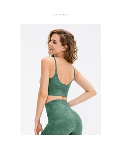 Détail de l'ensemble de yoga vert à motif nuage avec débardeur col U et legging taille haute