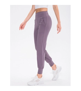 Detailansicht der lila High-Waist-Jogginghose mit elastischen Bündchen und Seitentaschen