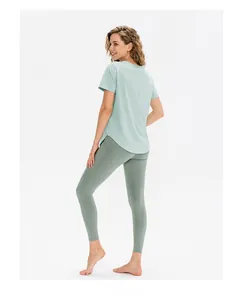 Détail du haut de yoga respirant vert menthe et du legging taille haute vert olive