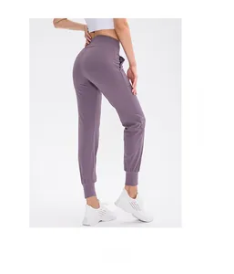 Detailansicht der lila Jogginghose mit hoher Taille und elastischen Bündchen am Bein