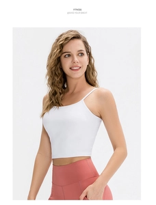 Primo piano del crop top da yoga bianco slim-fit e leggings fitness rosa a vita alta