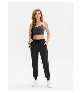 Détail du jogging taille haute avec cordon de serrage, poches latérales et ourlets élastiques