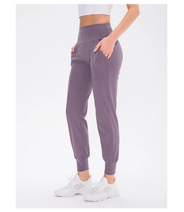 Detailansicht der lila High-Waist-Yogahose mit Seitentaschen und Rippbündchen