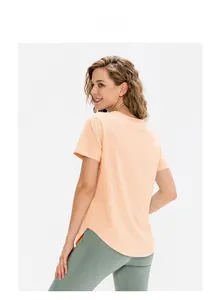 Détail du t-shirt de yoga orange clair léger avec ourlet incurvé pour femmes
