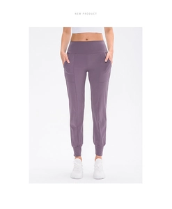 Detail der High-Waist Yoga-Jogginghose mit Seitentaschen in dunkelviolettem Stoff