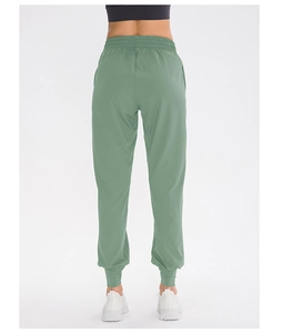 Vue arrière du jogging taille haute vert sauge avec cordon de serrage et poignets élastiques