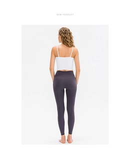 Vista posteriore della canotta sportiva bianca e leggings yoga viola a vita alta