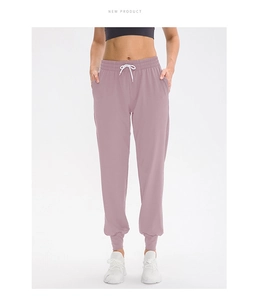Détail du jogging mauve à taille haute avec cordon blanc contrastant et chevilles resserrées