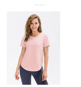 Détail du t-shirt de yoga rose ample pour femme avec col rond et ourlet incurvé