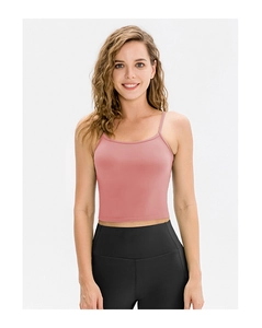 Dettaglio del top rosa e dei pantaloni da yoga neri a vita alta per il fitness da donna