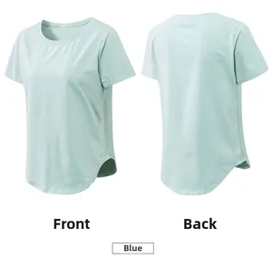 Vue avant et arrière du t-shirt de yoga bleu clair avec ourlet arrondi et fente latérale