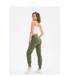 Detail der olivgrünen Yogahose mit hoher Taille, Seitentasche und Bündchen am Bein