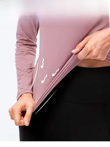 Détail du tissu en maille respirante à haute élasticité sur le haut de yoga rose