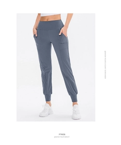 Detailansicht der High-Waist-Jogginghose mit Seitentaschen und gerippten Bündchen