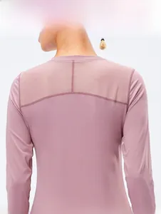 Détail du haut de yoga rose à manches longues avec empiècement en maille respirante au dos