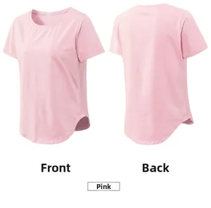 Détail du t-shirt de yoga rose avec un ourlet arrondi élégant et un tissu respirant