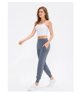 Detailansicht der graublauen Yoga-Jogginghose mit hoher Taille, Taschen und Bündchen