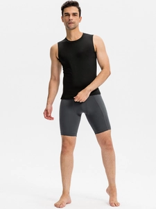 Conjunto de compresión deportiva para hombre con camiseta negra y pantalón gris