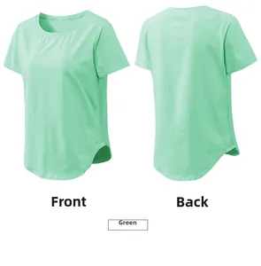 Détail du t-shirt de yoga vert menthe montrant l'avant et l'arrière avec ourlet fendu