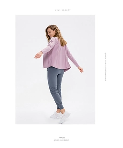 Nahaufnahme von Sportjacke mit Reißverschluss und Jogginghose für Damen zum Fitness