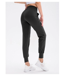 Detailansicht der schwarzen High Waist Yoga-Jogginghose mit elastischen Bündchen
