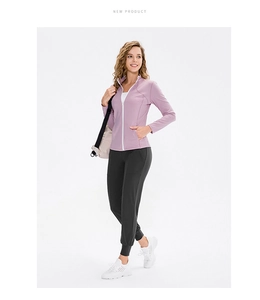Detail der fliederfarbenen Zip-Jacke und schwarzen High-Waist Jogginghose für Damen
