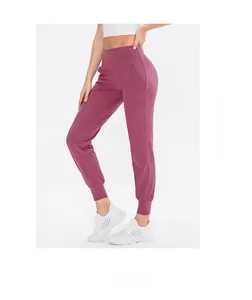 Detail der lila Jogginghose mit hoher Taille, praktischer Seitentasche und Bündchen