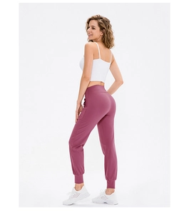 Detailansicht der rosa Jogginghose mit hoher Taille, elastischen Bündchen und Stretch