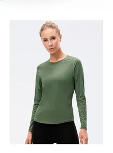 Détail du haut de yoga vert avocat avec mesh respirant et manches longues ajustées