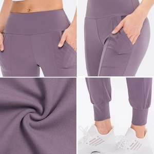 Detailansicht der lila Yoga-Jogginghose mit hohen Taillentaschen und angerautem Stoff