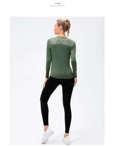 Détail du haut de sport vert armée avec dos en maille respirante et legging noir