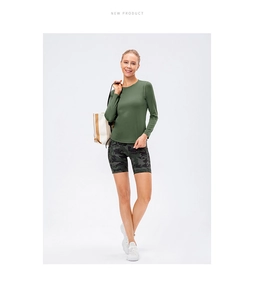 Tenue de yoga femme haut manches longues vert foncé et short camouflage avec sac