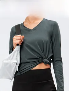 Détail du t-shirt de yoga gris foncé à manches longues avec nœud pour un style sport varié