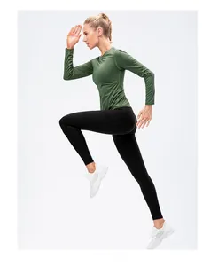 Détail du haut de yoga manches longues vert armée et legging noir taille haute avec mesh