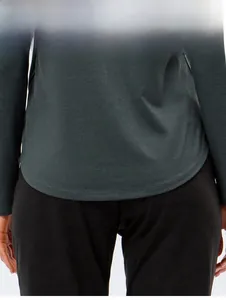 Détail du tissu respirant et de l'ourlet arrondi du haut de yoga pour femmes