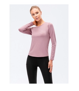 Détail du haut de yoga à manches longues rose poudré avec empiècements en mesh aéré