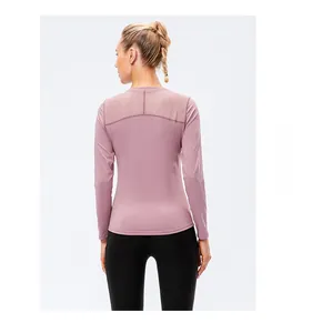 Détail de l'empiècement en mesh respirant au dos d'un haut de yoga à manches longues