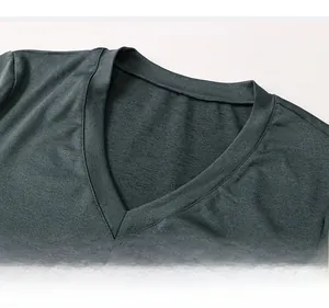 Gros plan détaillé du col en V élégant sur un haut de yoga respirant gris foncé