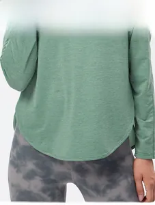 Dettaglio dell'orlo curvo sulla maglia da yoga a maniche lunghe da donna in tessuto a coste