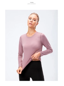 Panneaux en maille respirante et tissu dry-fit sur le haut de yoga à manches longues