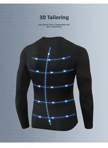 Vue détaillée du dos d'un haut de compression pour hommes avec coupe 3D et tissu élastique