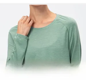 Dettaglio dello scollo rotondo e manica raglan sulla maglia da yoga verde menta