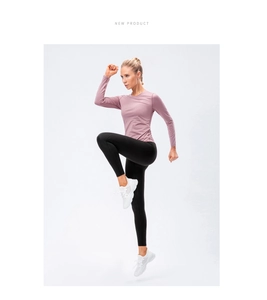 Détail dynamique du haut de yoga rose et legging noir avec empiècements en mesh aéré