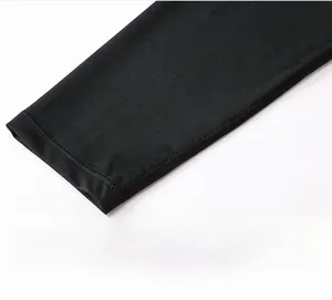 Gros plan détaillé des coutures renforcées et du tissu en maille respirant du t-shirt