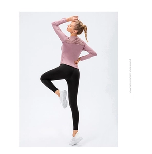Détail du haut de yoga rose avec mesh et legging de fitness noir à taille haute