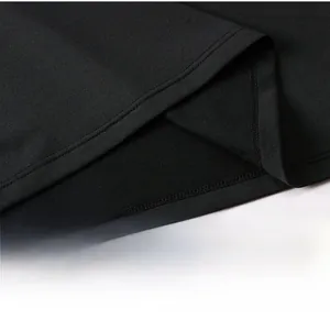 Détail de la double couture sur l'ourlet d'un t-shirt de sport pour homme en tissu extensible