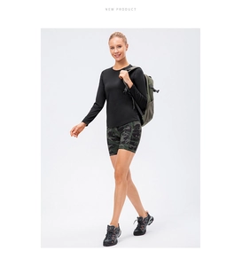Haut de yoga noir à manches longues et short camouflage pour l'entraînement fitness