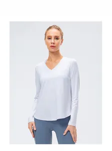 Vue de face du t-shirt de yoga à manches longues pour femme avec col en V et tissu respirant